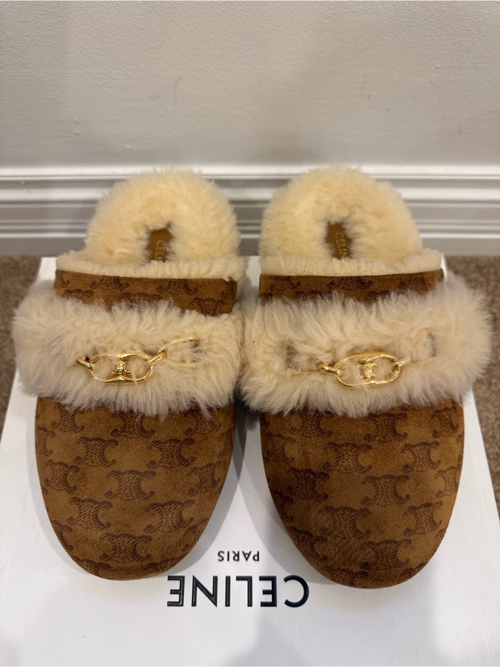 CELINE Triomphe Monogram Shearling gold chain Fur Mule Clogs Slides Brown 37 NEW